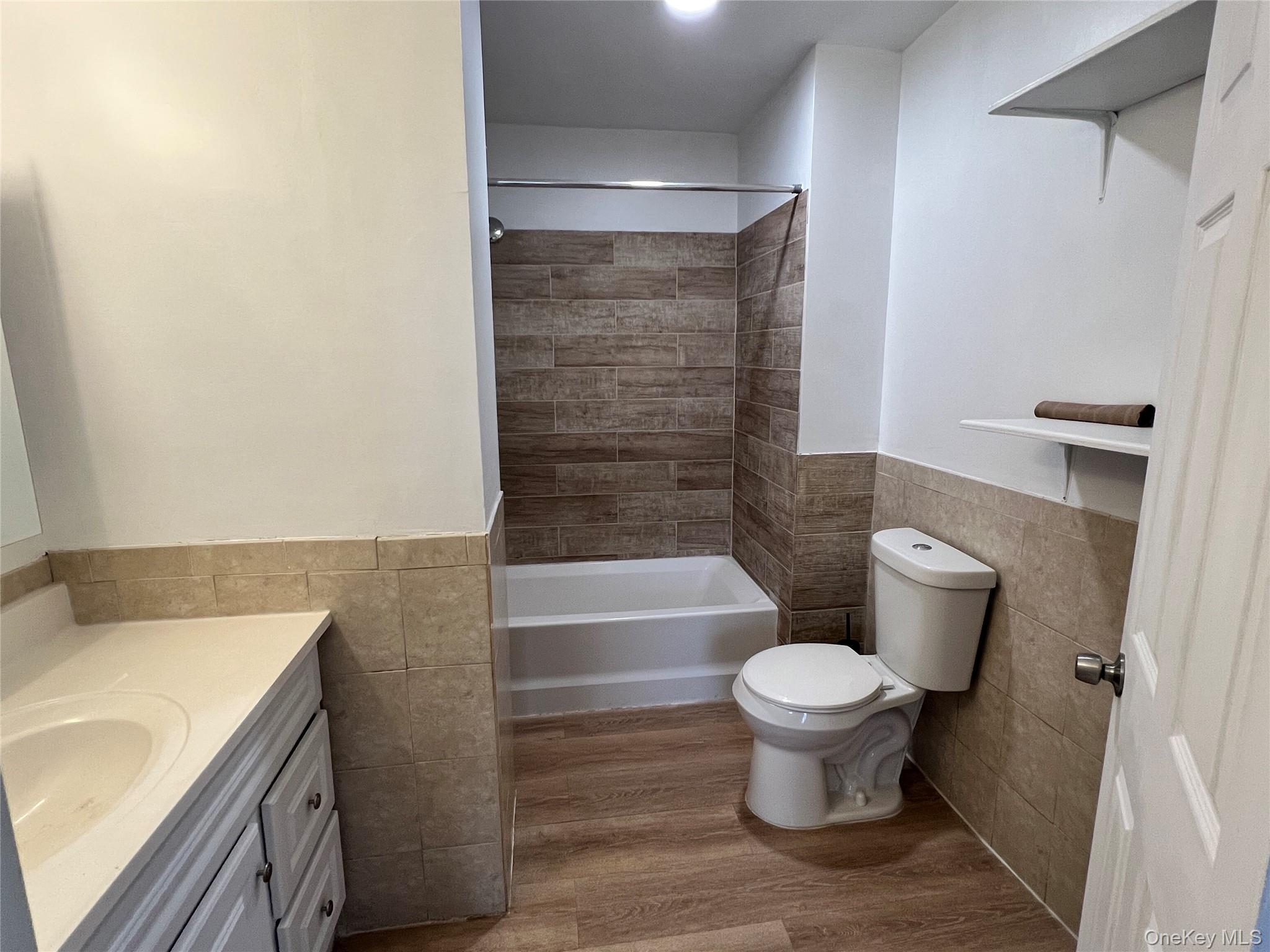 761 Main Street, Unit 2W Poughkeepsie, NY 12603 - Photo 3 of 6 a bathroom with a toilet and a bathtub