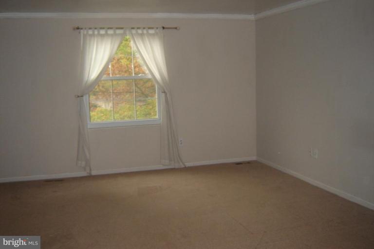 17513 Collier Circle Poolesville, MD 20837 - Photo 2 of 21 Living Room