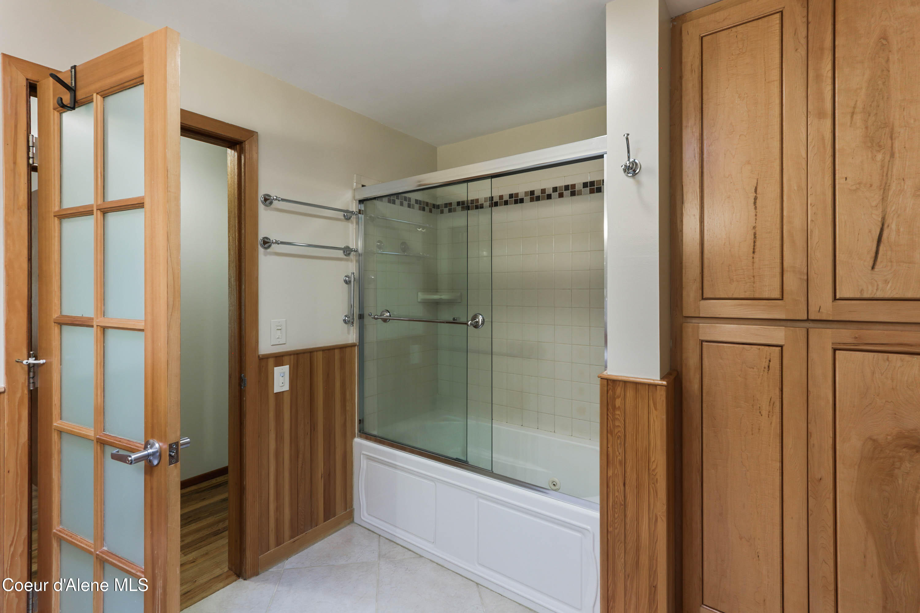 965 Denton Road Hope, ID 83836 - Photo 19 of 55 Bathroom Shower and Linen Closet