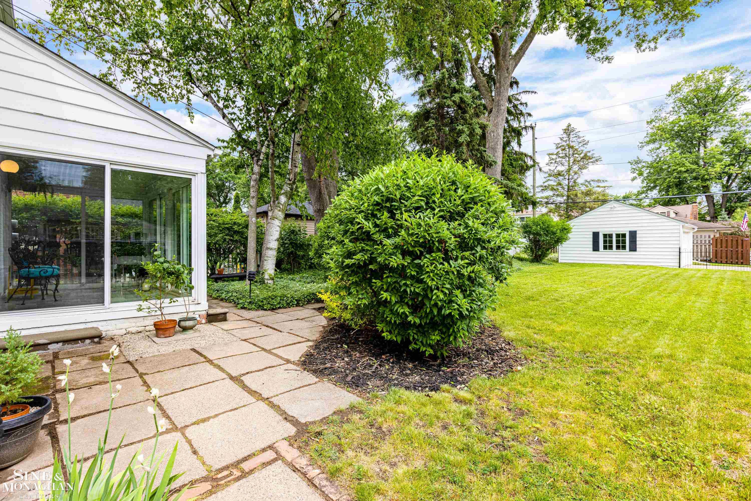 1488 Hampton Road Grosse Pointe, MI 48236 - Photo 26 of 32 50112096-25.JPG
