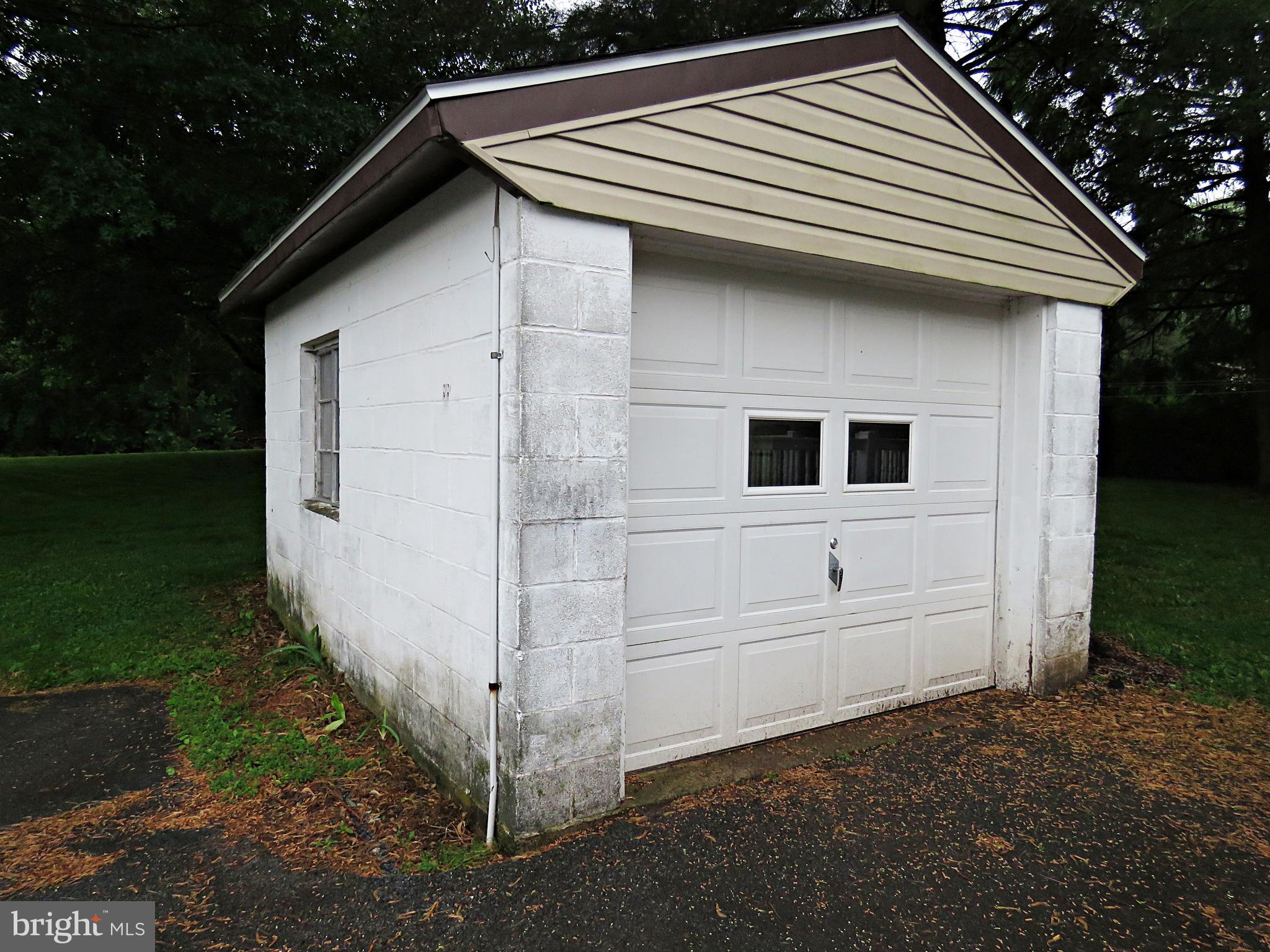 818 Hopeland Road Lititz, PA 17543 - Photo 20 of 23 Outbuilding (Front - Left Side Favor)