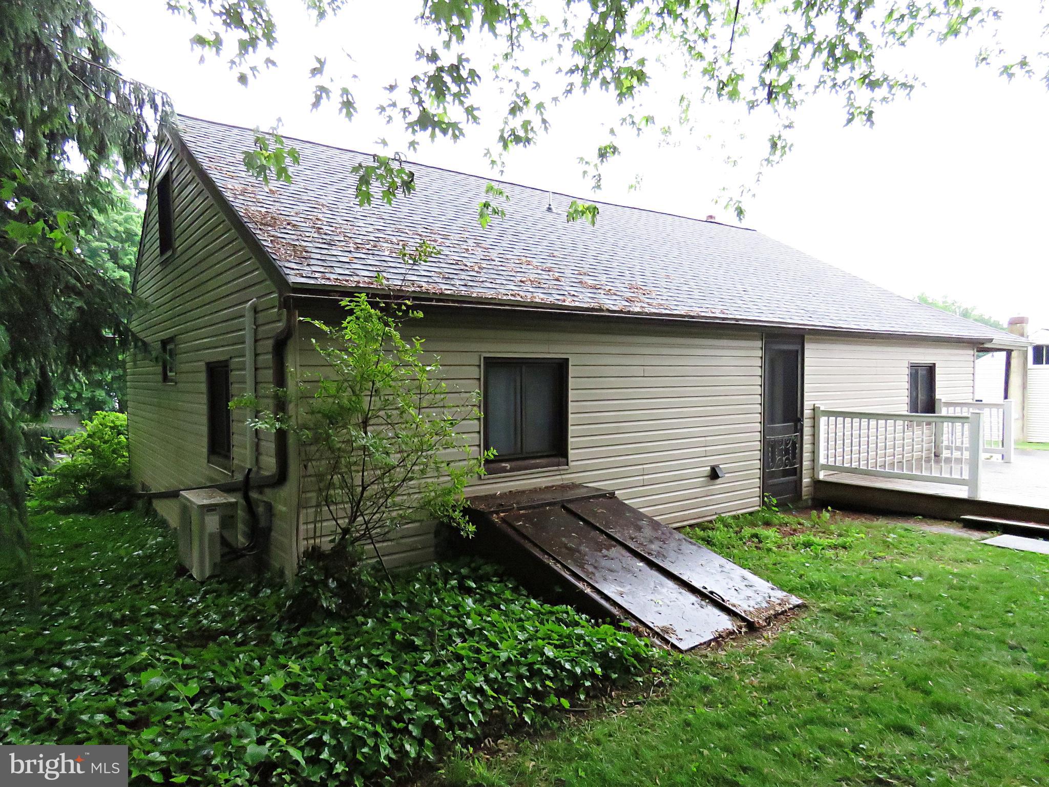 818 Hopeland Road Lititz, PA 17543 - Photo 9 of 23 Back (Left Side Favor)