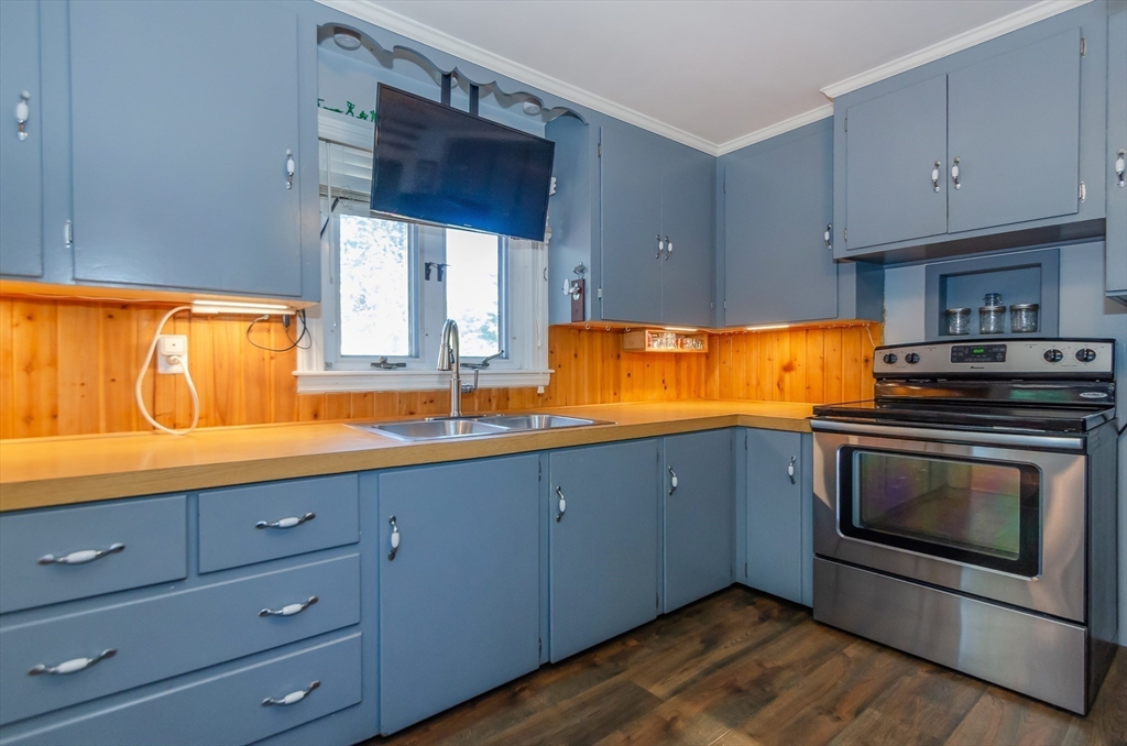 263 Maple Street Warwick, RI 02888 - Photo 4 of 23