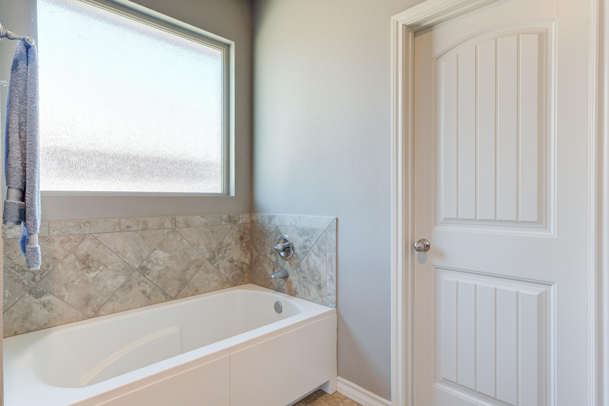 5219 Kemper Street Lubbock, TX 79416 - Photo 26 of 38 a bathroom with a bathtub