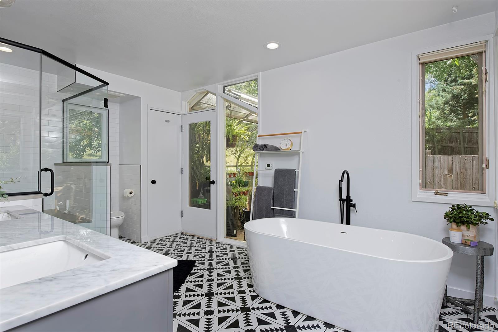 260 Ridge Road Boulder, CO 80303 - Photo 21 of 40 a bathroom with a bathtub sink and mirror