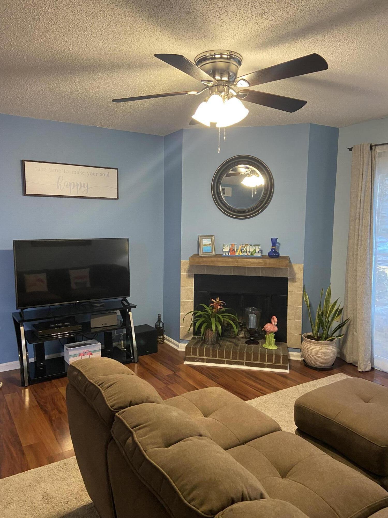 1402 Camp Road, Unit 10B Charleston, SC 29412 - Photo 2 of 8 Living Room