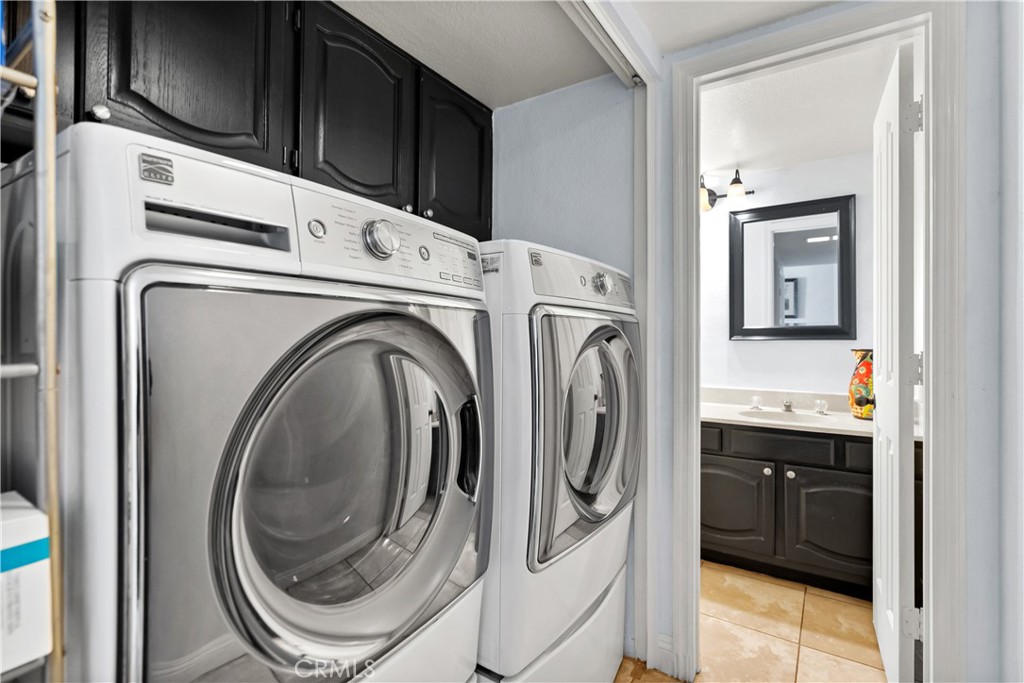 9321 Loquat Drive Riverside, CA 92508 - Photo 16 of 39 a utility room with dryer and washer