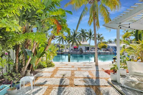 $1,225,000 | 190 10th Street, Unit 190, Key Colony Beach, FL 33051