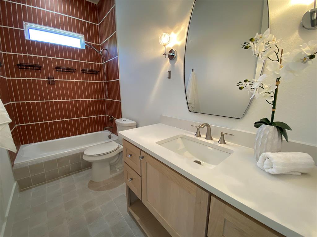 807 South Glasgow Drive Dallas, TX 75223 - Photo 21 of 25 a bathroom with a sink toilet and shower