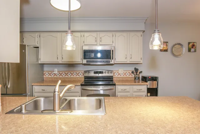 $296,999 | N49W36150 Nottingham Lane, Unit 12, Oconomowoc, WI 53066