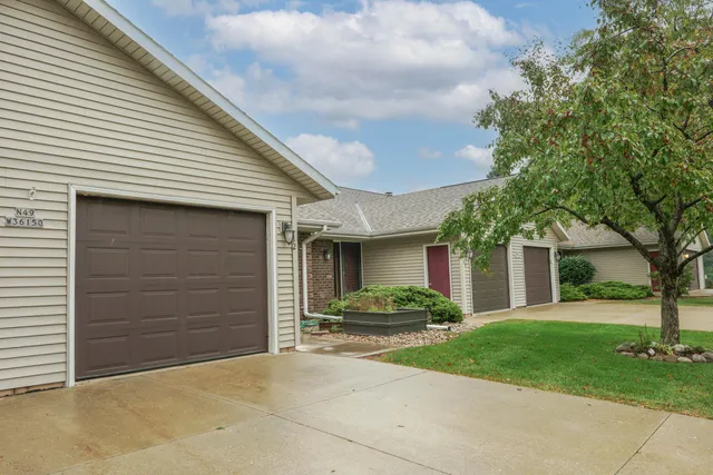 $296,999 | N49W36150 Nottingham Lane, Unit 12, Oconomowoc, WI 53066