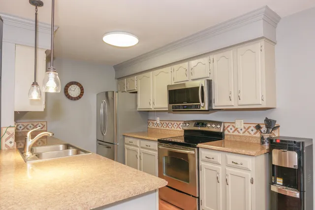 $296,999 | N49W36150 Nottingham Lane, Unit 12, Oconomowoc, WI 53066