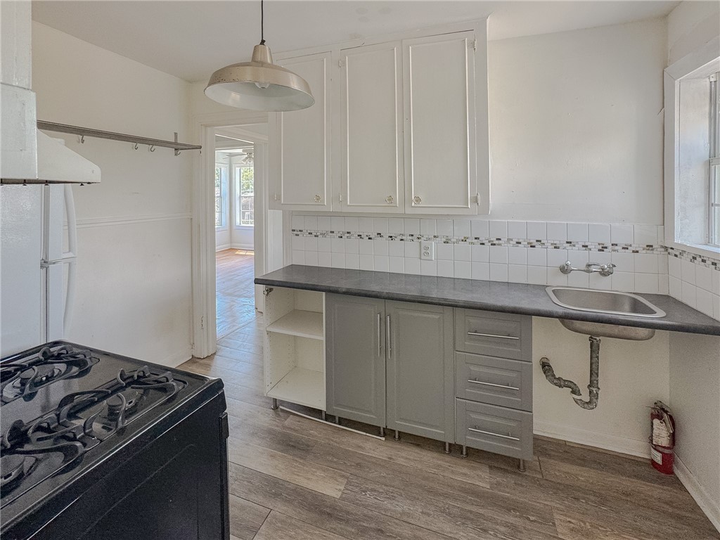 341 Sunset Avenue, Unit B Corpus Christi, TX 78404 - Photo 2 of 8 a kitchen with a stove and a sink