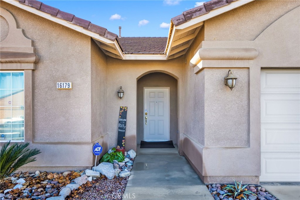 16179 Homoa Road Victorville, CA 92395 - Photo 4 of 36