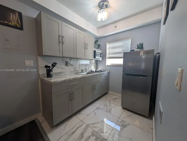 $2,100 | 1446 Ocean Drive, Unit 44, Miami Beach, FL 33139