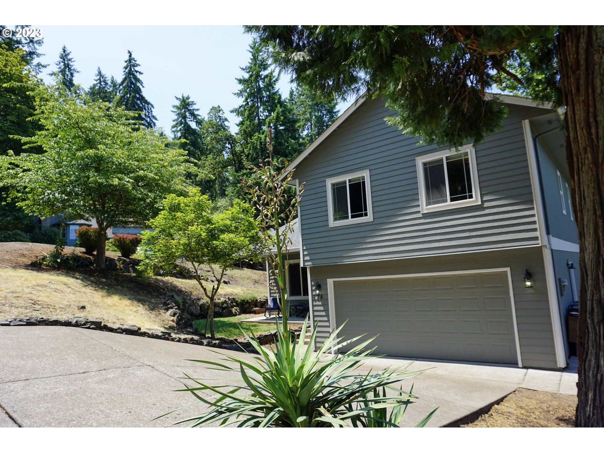 828 South 73rd Street Springfield, OR 97478 - Photo 2 of 23 a view of a backyard of the house