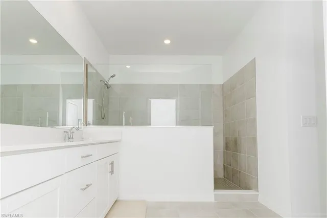 a view of a livingroom with a ceiling fan