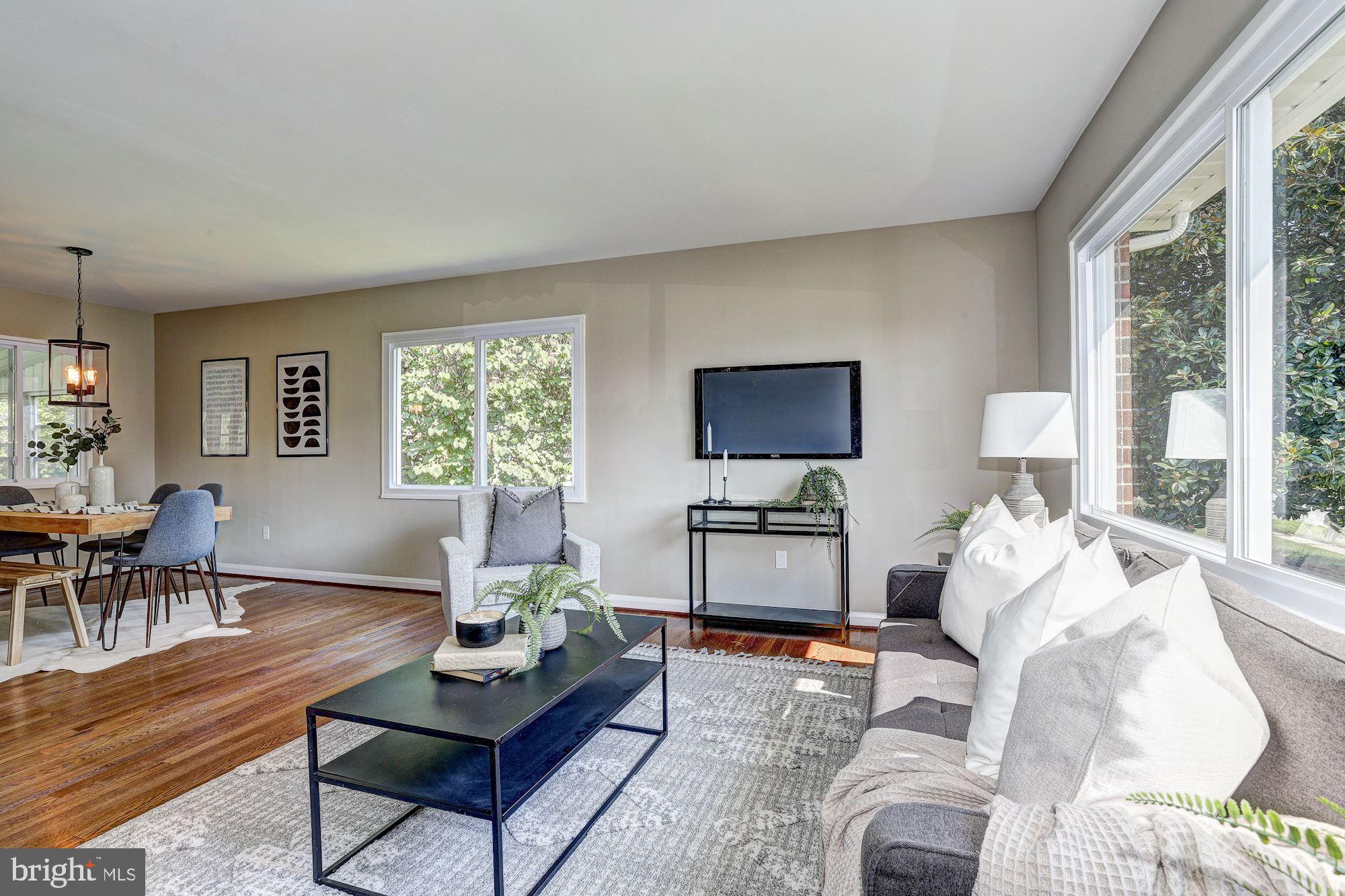 1026 Lakemont Road Baltimore, MD 21228 - Photo 4 of 28 Living Room