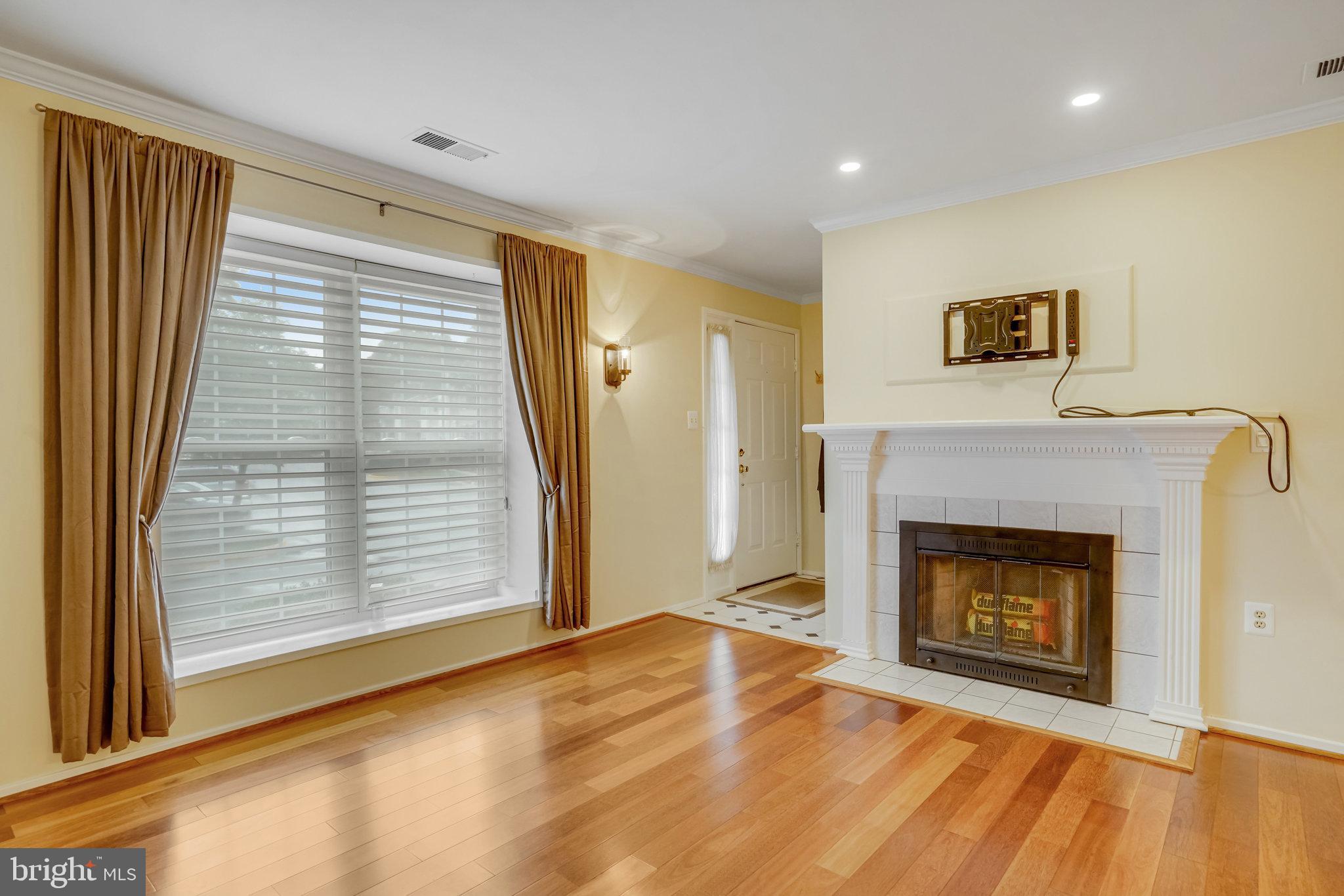 7701 Lexton Place, Unit 26 Springfield, VA 22152 - Photo 4 of 37 Living room looking to Foyer.