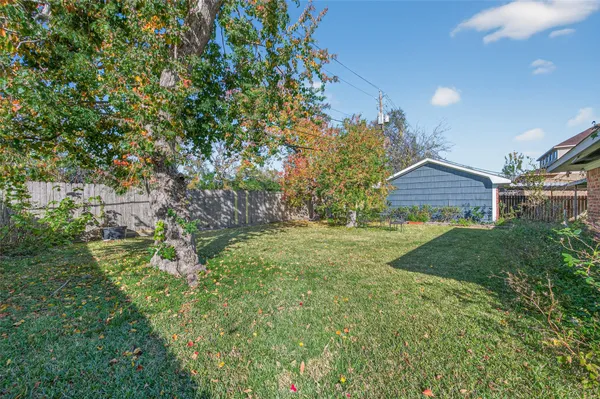 a view of a yard in front of house
