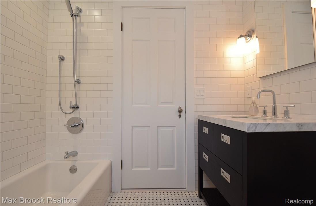 1491 Oxford Road Grosse Pointe, MI 48236 - Photo 39 of 46 upper full bath .JPG