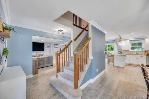 $899,999 | 20 Canterbury Court, Oakdale, NY 11769