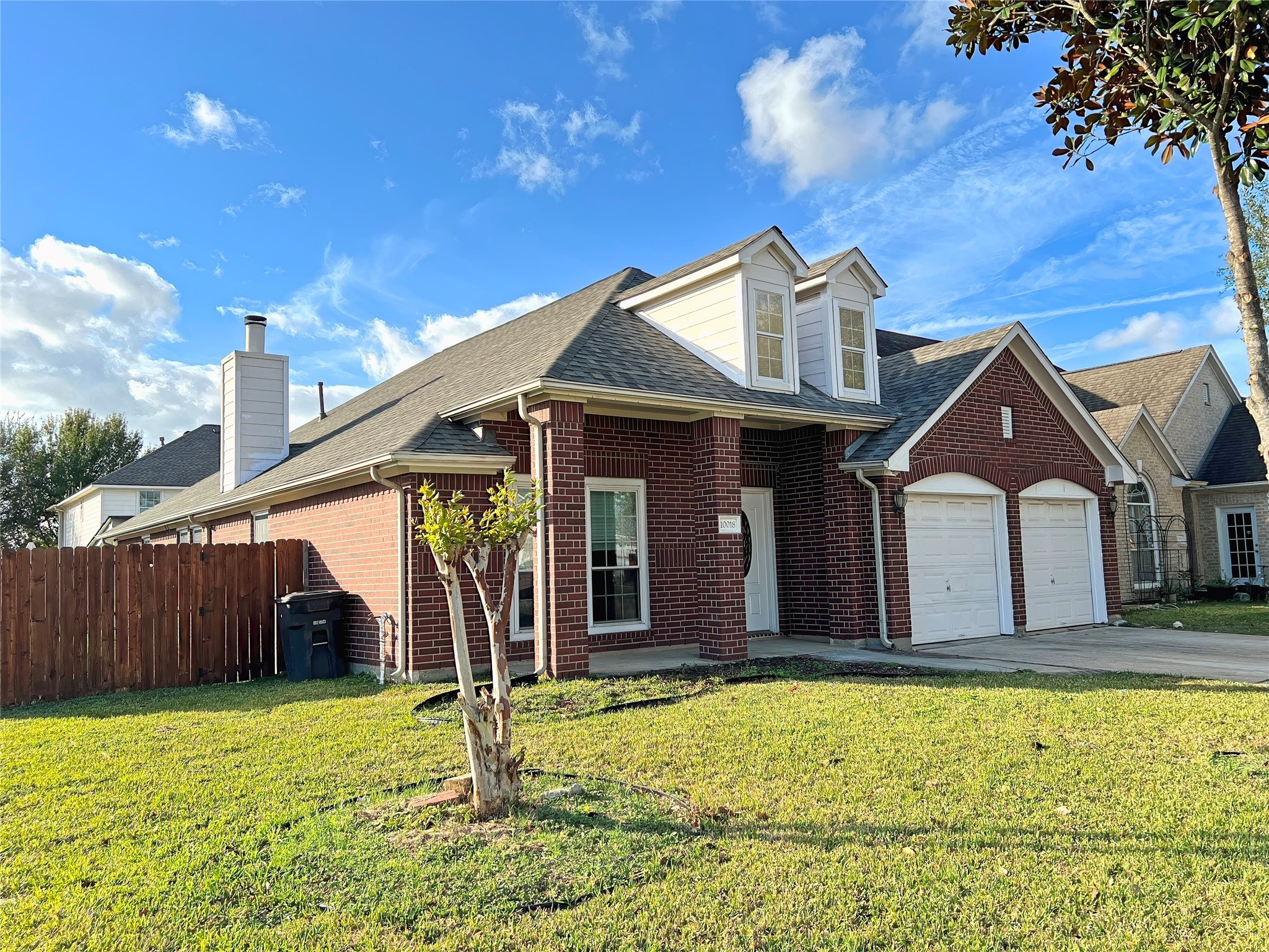 10018 San Ignacio Houston, TX 77075 - Photo 3 of 14 a front view of a house with garden