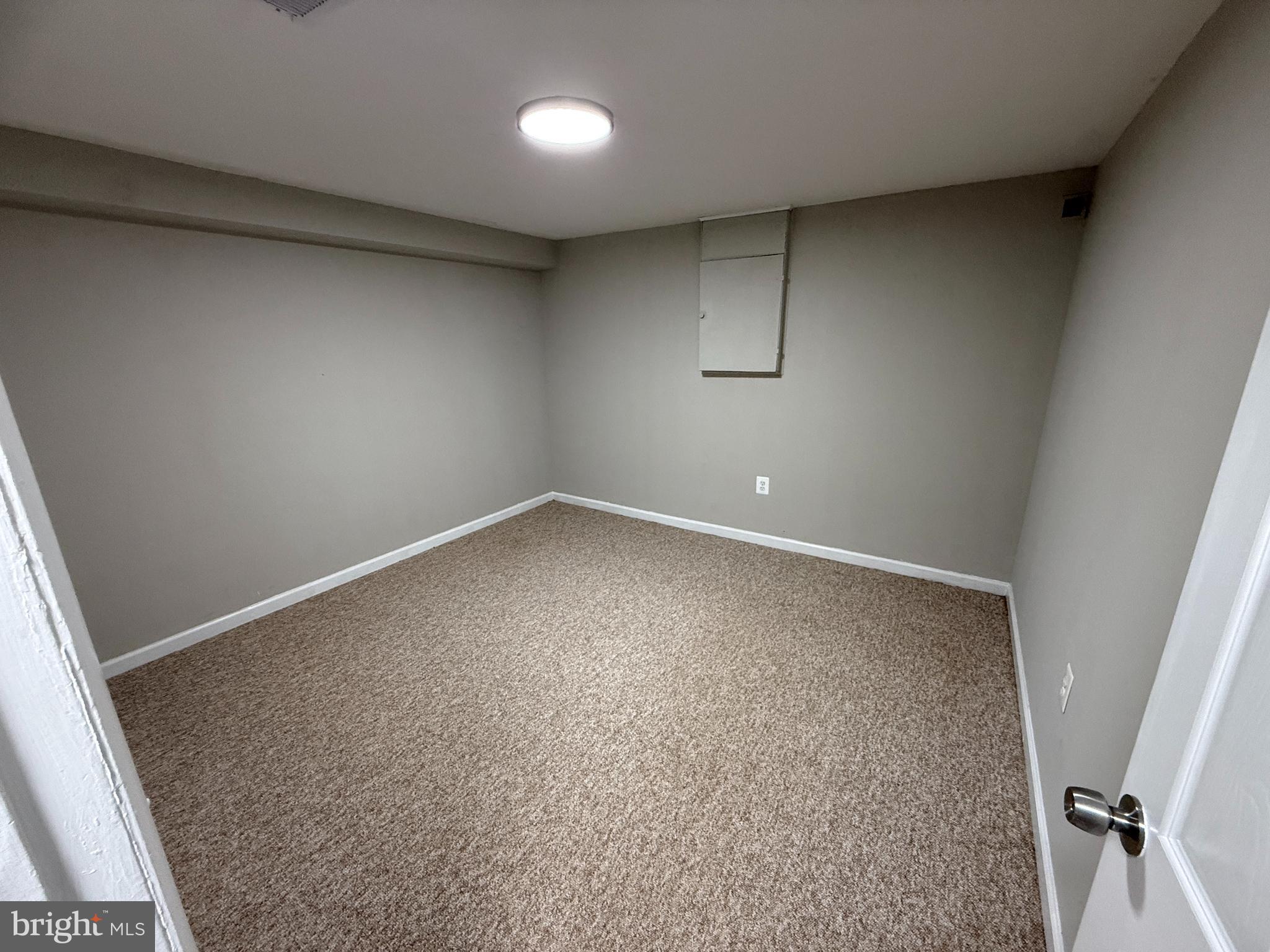 4542 Kingston Road Woodbridge, VA 22193 - Photo 11 of 15 an empty room with staircase