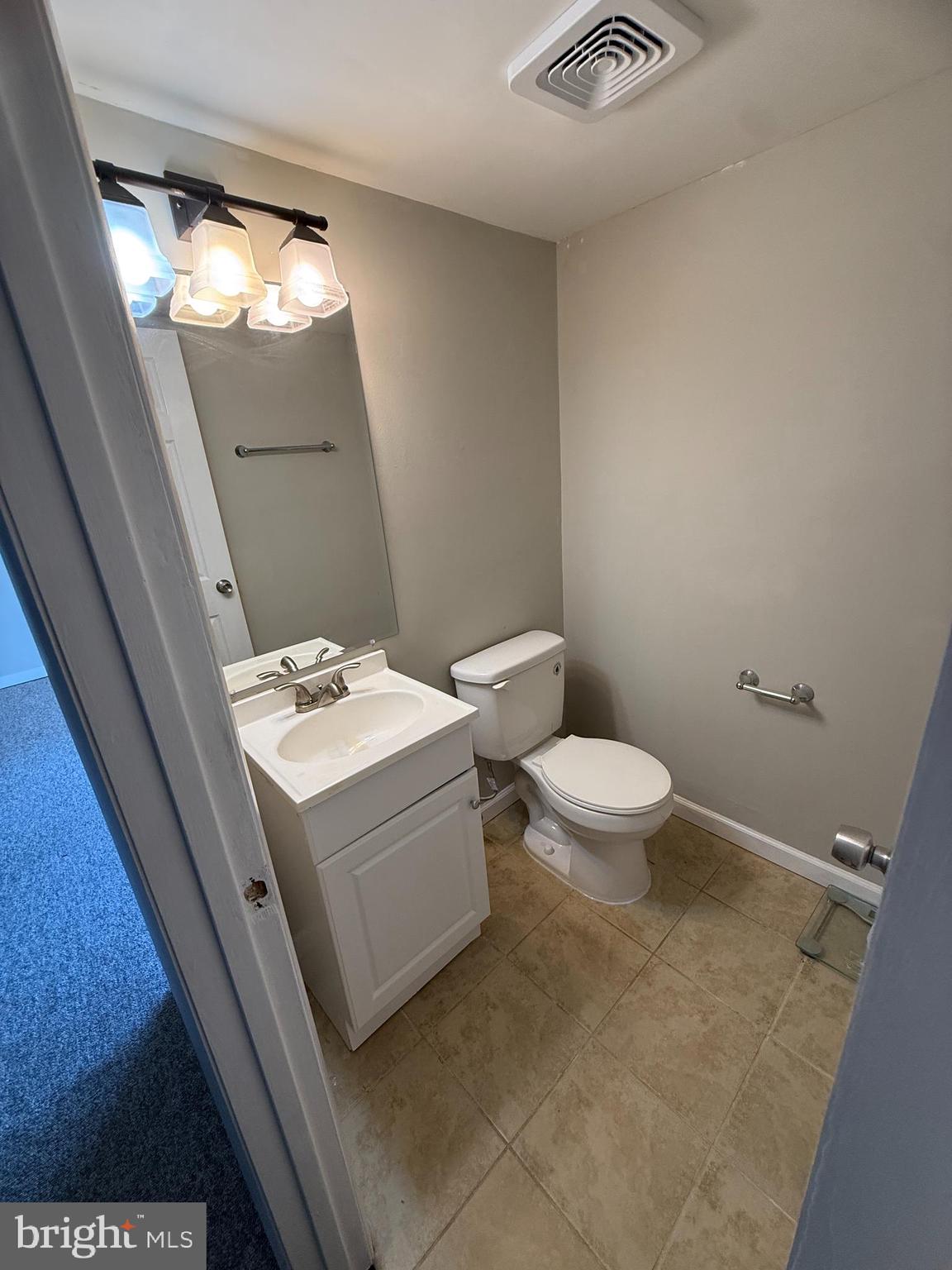 4542 Kingston Road Woodbridge, VA 22193 - Photo 13 of 15 a bathroom with a sink a toilet and mirror