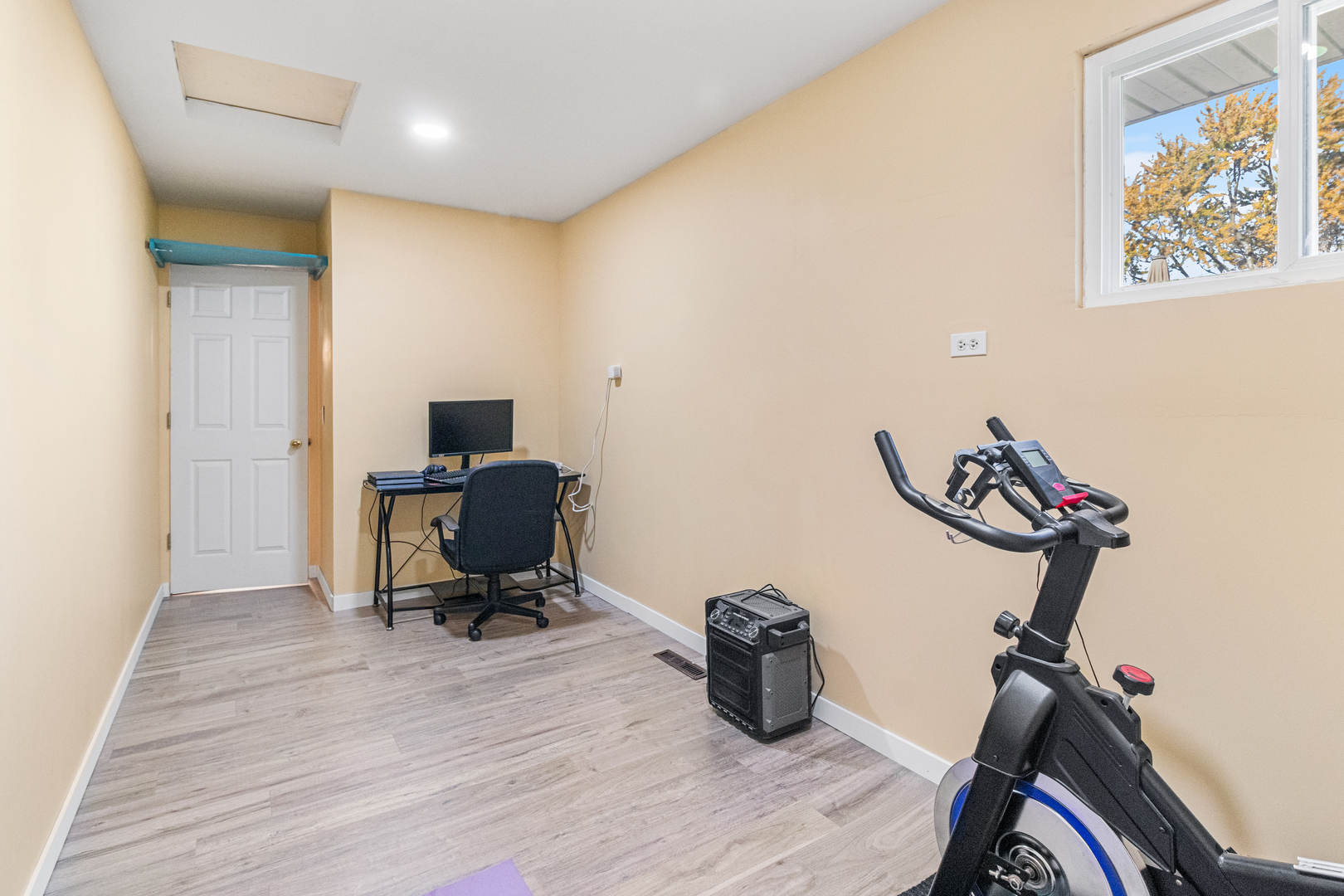 379 Stone Place Wheeling, IL 60090 - Photo 21 of 27 a view of workspace with wooden floor windows