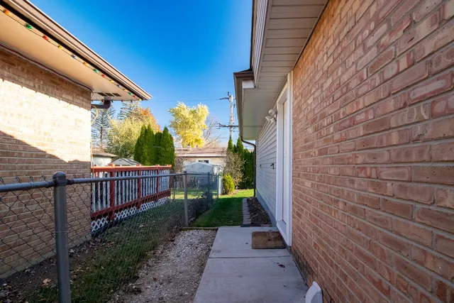 a view of a pathway with a backyard