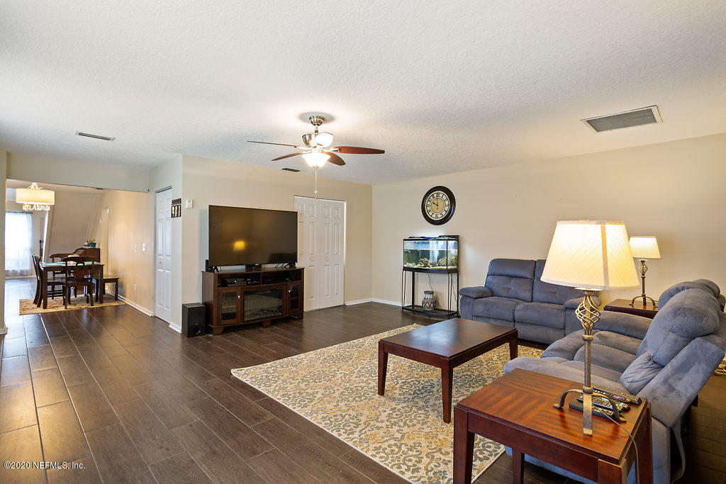10913 Old Plank Road Jacksonville, FL 32220 - Photo 14 of 37 LIVING ROOM