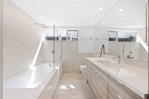 $2,479,999 | 719 Venice Blvd., Venice, CA 90291