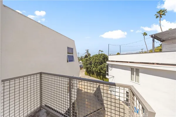 $2,479,999 | 719 Venice Blvd., Venice, CA 90291