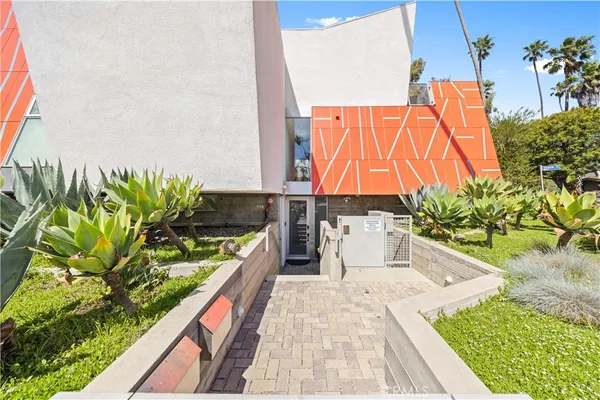 $2,479,999 | 719 Venice Blvd., Venice, CA 90291