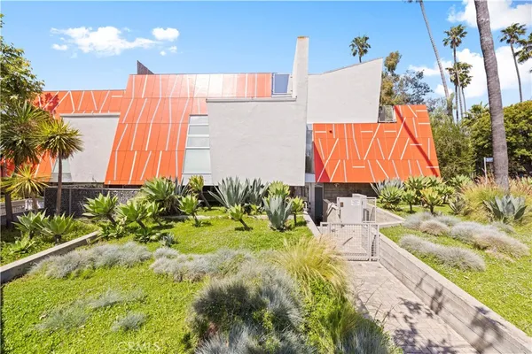 $2,479,999 | 719 Venice Blvd., Venice, CA 90291