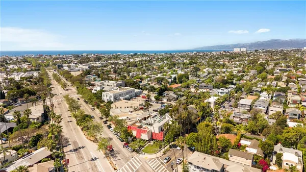 $2,479,999 | 719 Venice Blvd., Venice, CA 90291