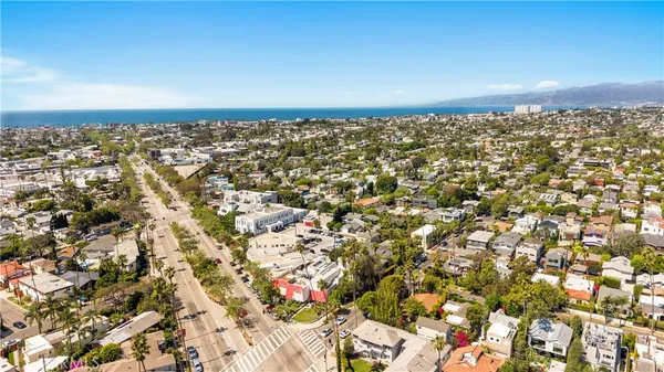 $2,479,999 | 719 Venice Blvd., Venice, CA 90291