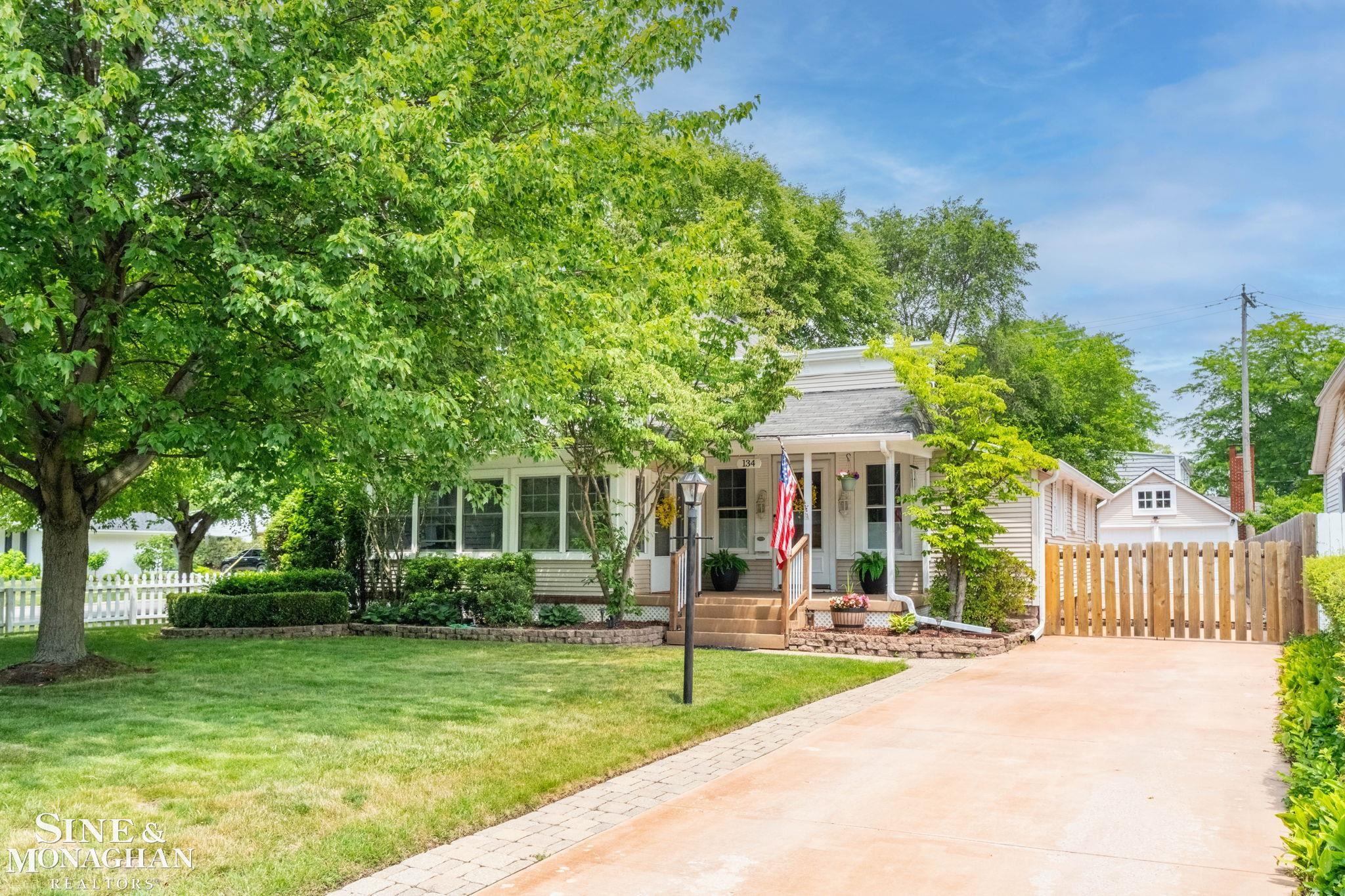 134 Kerby Road Grosse Pointe, MI 48236 - Photo 3 of 69 50213365-fd7cfb09-9583-488e-83b9-a95151e6c3bf.JPG