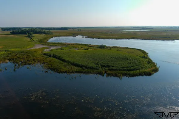 $1,100,000 | 1 County Road 1, Hankinson, ND 58041