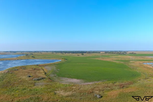 $1,100,000 | 1 County Road 1, Hankinson, ND 58041