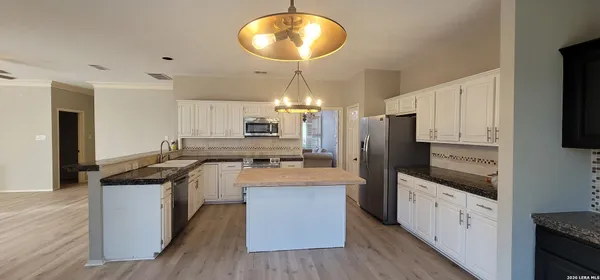 $2,800 | 422 Shadowbluff Drive, San Antonio, TX 78216