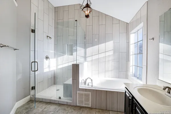 $2,800 | 422 Shadowbluff Drive, San Antonio, TX 78216