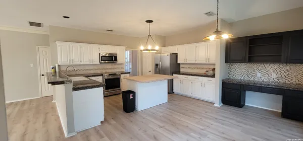 $2,800 | 422 Shadowbluff Drive, San Antonio, TX 78216