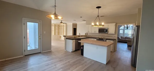 $2,800 | 422 Shadowbluff Drive, San Antonio, TX 78216