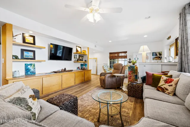 $725,000 | 310 Lakeview Drive, Sharps Chapel, TN 37866