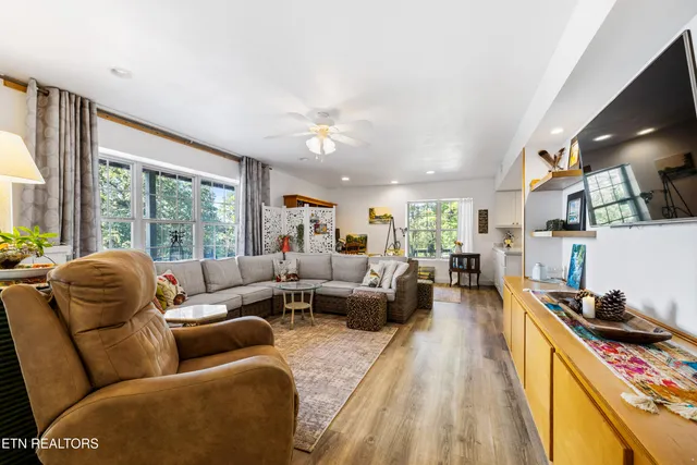 $725,000 | 310 Lakeview Drive, Sharps Chapel, TN 37866