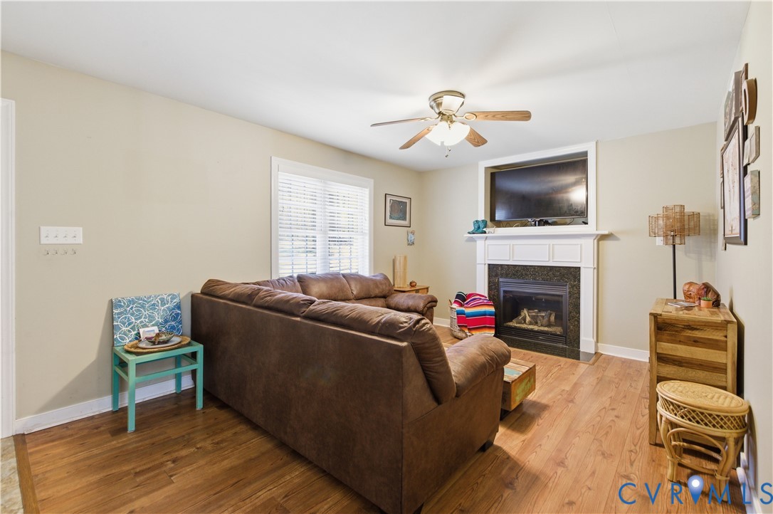 2949 Mountclair Road Chester, VA 23831 - Photo 7 of 30 Lots of light in the family room.