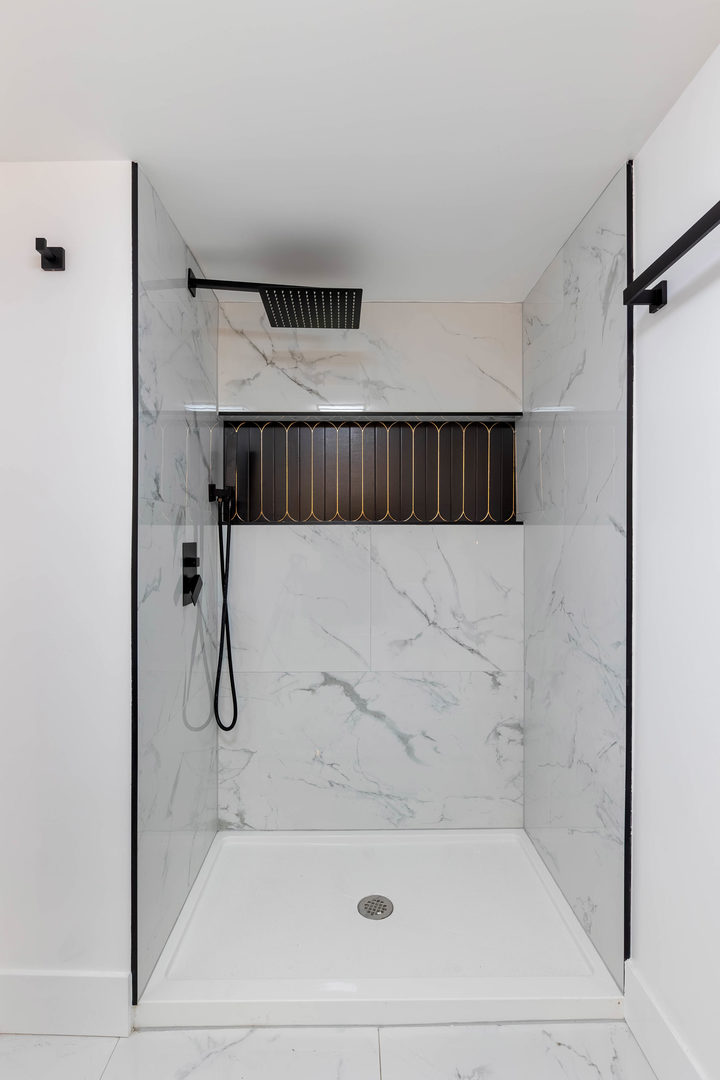 6742 South Carpenter Street Chicago, IL 60621 - Photo 26 of 36 a bathroom with a bathtub