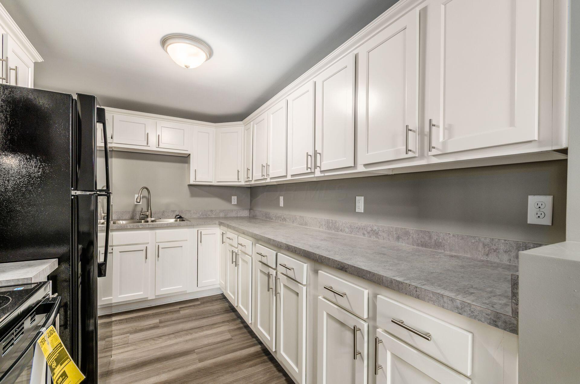 5842 Red Apple Ridge Road Columbus, OH 43232 - Photo 6 of 17 Kitchen